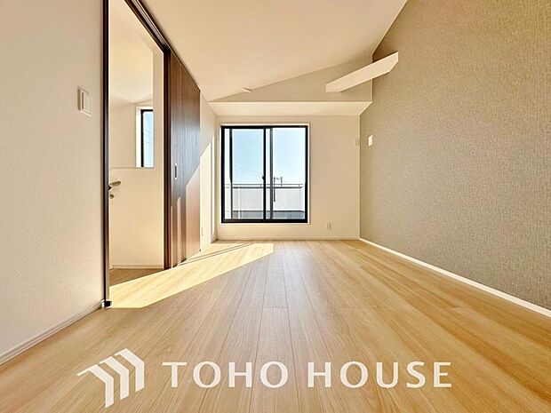 一日の疲れを癒やしてくれる主寝室。時を忘れて過ごす場所として過ごせるお部屋。