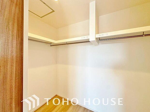 建物内部の収納には拘りました。共有部分に設けた収納。お荷物が多い方にも安心です。