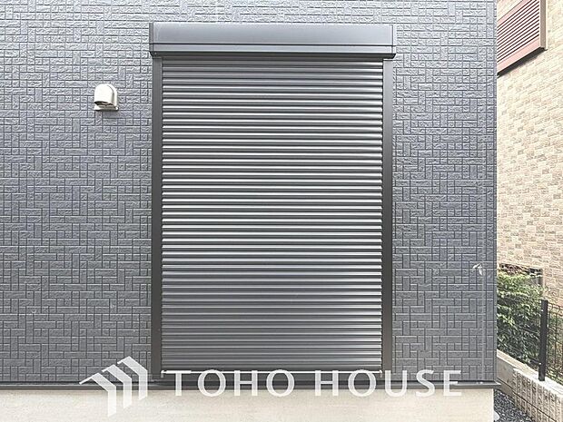 台風などの激しい雨風からお家を守るのはもちろん、空き巣対策などの防犯抑止や防音にも効果を発揮します。