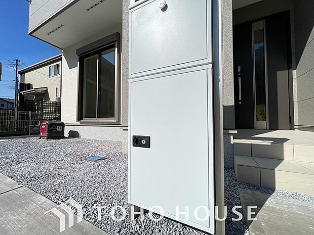 玄関の前には宅配ボックスも完備。お荷物の受け取りに便利なだけでなく、お子様が後からお家を出る際にも宅配ボックスへカギを預けておけば、お子様がカギを持ち歩く必要がなく安心です。