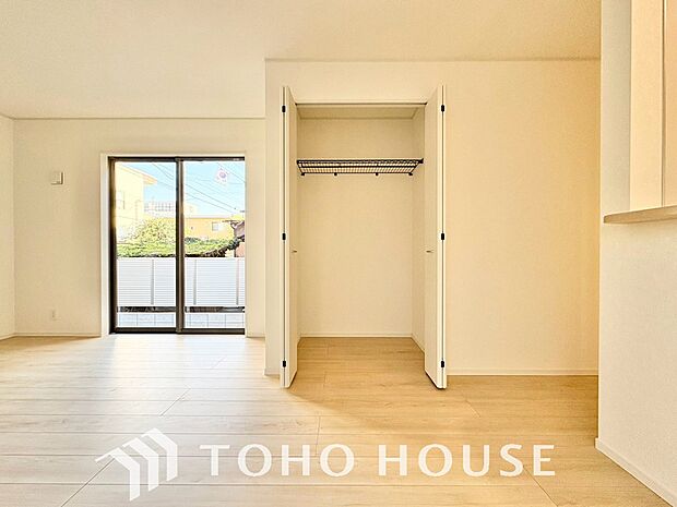 建物内部の収納には拘りました。共有部分に設けた収納。お荷物が多い方にも安心です。