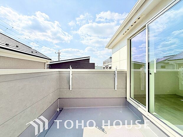 暖かい陽ざしが差込むバルコニーは、晴れた日には、洗濯物が良く乾きます。また、風通しも良好です。