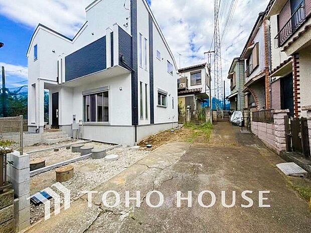街並みの風景に包み込まれながら、瀟洒な印象も湛えて佇みます。