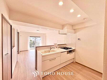 建物の居住性にこだわった邸宅は、「落ち着き」と「安らぎ」と「快適」を実現してくれます。「ホワイトナチュラルのテイスト」が、自然体で過ごせる心地良さを生み出し、家族の優しい時間がここでは流れてゆきます。