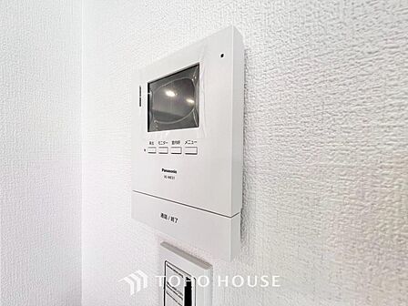 見える安心をカタチにしました。誰が来ても一目で相手の顔がわかる、モニター付きインターホンを設置しています。お子様の留守番時や防犯面でも、非常に効果的で、毎日の暮らしに確かな安心感をプラスする設備です。