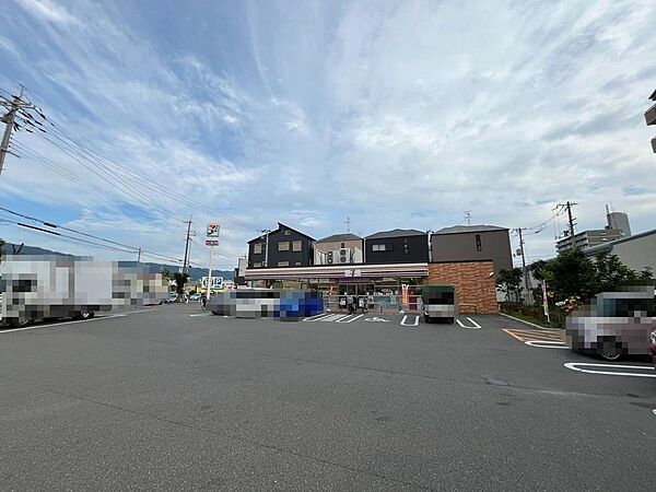 セブンイレブン東大阪吉田本町１丁目店です。徒歩約２分でお買い物にいけます！