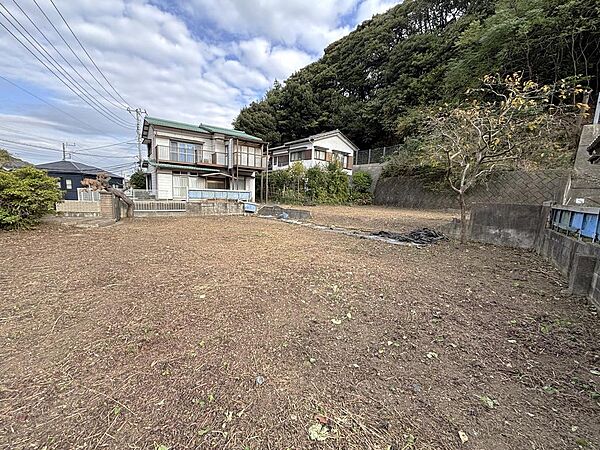 京急本線「県立大学」駅から徒歩約１２分、総敷地面積401.63m2・約121坪（うち有効宅地面積約244.2m2約73.8坪）の更地です。住宅はもちろん、家庭菜園や趣味用地としてもご利用頂けます。