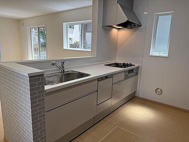 ビルトイン食洗器付きのカウンターキッチンからはリビングが見渡せます。