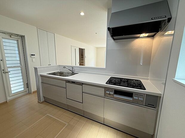 ビルトイン食洗器付きのカウンターキッチンからはリビングが見渡せます。