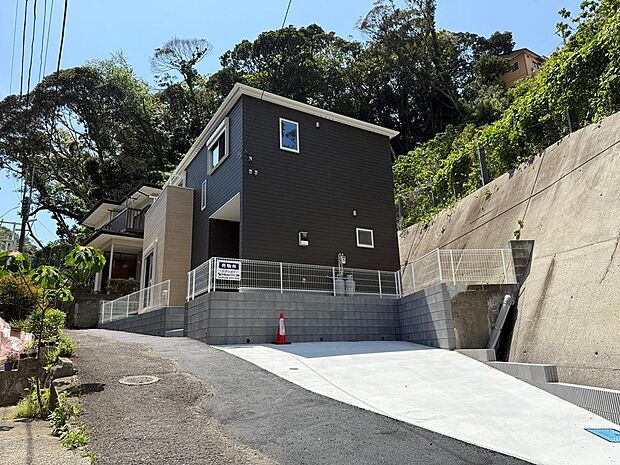 敷地内には2台分の駐車スペースございます。(車種による)