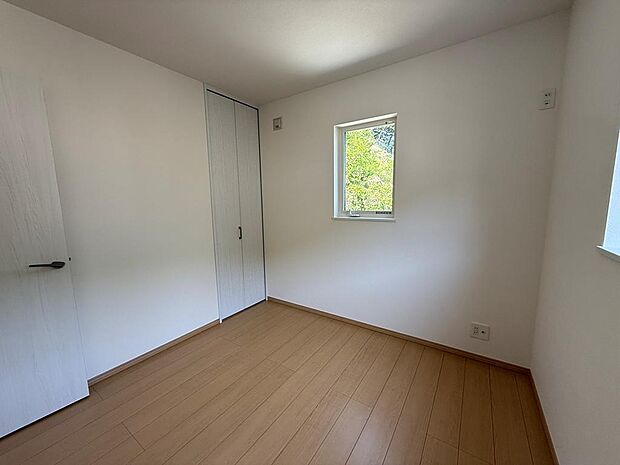 2階には約4.5〜6.0帖の洋室が計4つあり、それぞれにクローゼットが完備しています。