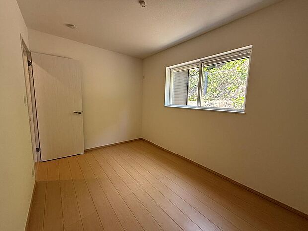 2階には約4.5〜6.0帖の洋室が計4つあり、それぞれにクローゼットが完備しています。