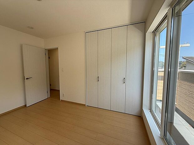 2階には約4.5〜6.0帖の洋室が計4つあり、それぞれにクローゼットが完備しています。