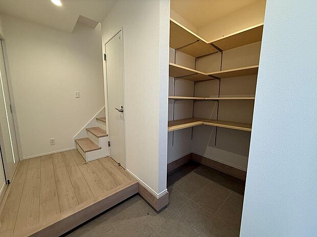 玄関にはありがたいシューズインクローゼット付です。