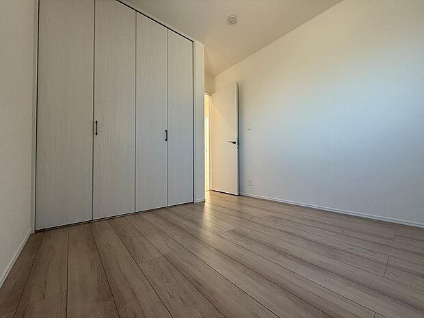 2階には5.2〜6.3帖の洋室が計4部屋ございます。各部屋にはクローゼットも完備