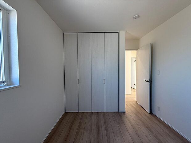 2階には5.2〜6.3帖の洋室が計4部屋ございます。各部屋にはクローゼットも完備