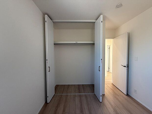 2階には5.2〜6.3帖の洋室が計4部屋ございます。各部屋にはクローゼットも完備