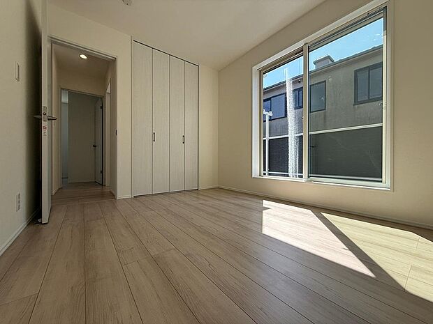 2階には5.2〜6.3帖の洋室が計4部屋ございます。各部屋にはクローゼットも完備