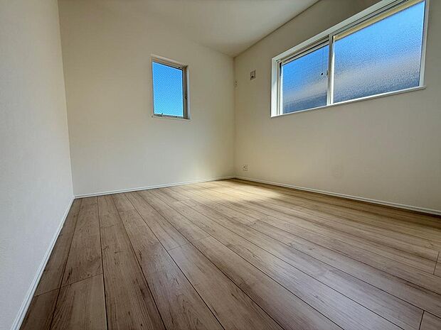 2階には5.2〜6.3帖の洋室が計4部屋ございます。各部屋にはクローゼットも完備