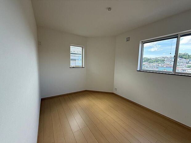 2階には約6.0〜6.5帖の洋室が計4部屋あり、各部屋にクローゼットがついております。