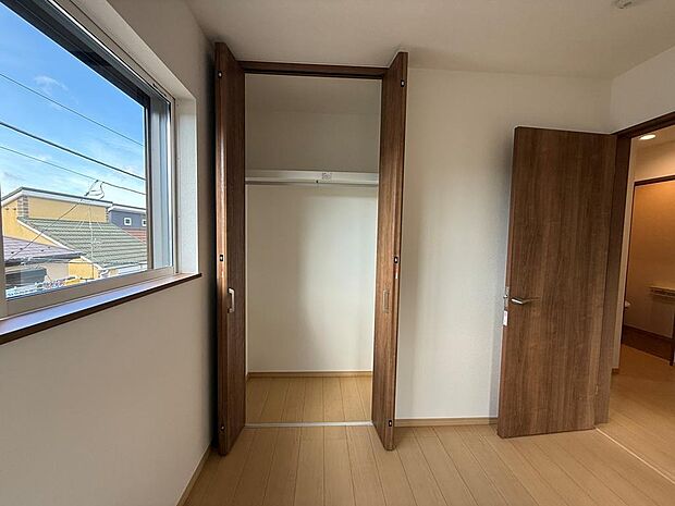 2階には約6.0〜6.5帖の洋室が計4部屋あり、各部屋にクローゼットがついております。