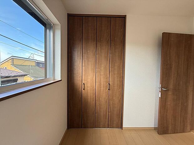 2階には約6.0〜6.5帖の洋室が計4部屋あり、各部屋にクローゼットがついております。