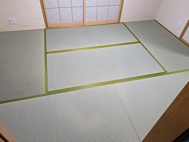 和室は畳表替えし、気持ちのいい鮮やかなグリーンです！