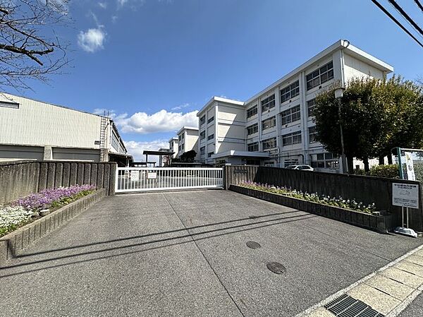 浄水小学校まで　1100m　徒歩約14分●最寄駅の浄水駅からは徒歩約9分の距離にあります。進学先は浄水中学校です。
