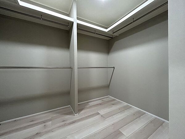 お洋服を大切にされる方に大変喜ばれるウォークインクローゼット！お洋服以外にも掃除機やスーツケースなども収納できます！