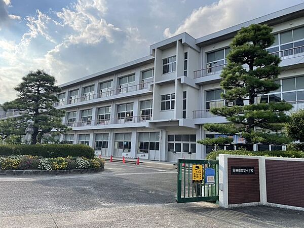 堤小学校　徒歩約27分（約2084ｍ）「逢妻女川のほとり、桜の小学校」昭和58年にプールが新設しました。