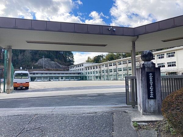 松平中学校まで　1500m　徒歩約19分●【教育目標】自らの考えや思いを分かりやすく伝えることができ、 責任と勤労を重んじ、明るくたくましく生きる生徒を育成しています。