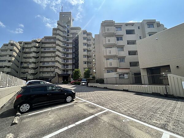周囲には商業施設も充実しており、住みやすい住環境です。
