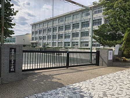 山之手小学校まで 1090m 徒歩約14分● 車のまち豊田 を象徴とする絶え間ない車の流れを横に見ながら、真剣さ・たくましさ・やさしさ を校訓として毎日元気に活動しています。