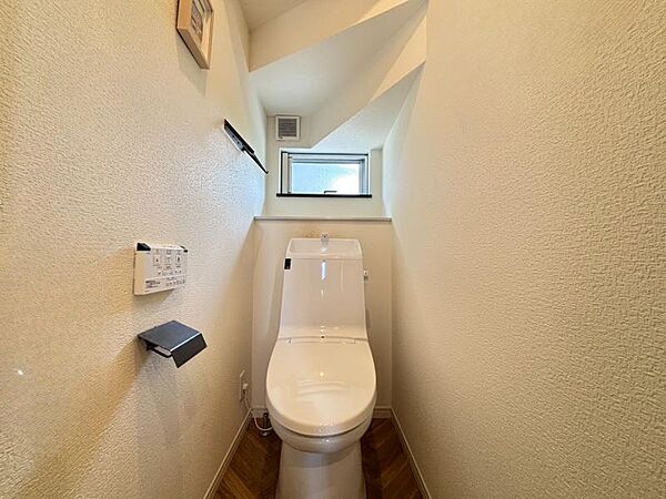 トイレには快適な温水洗浄便座付き