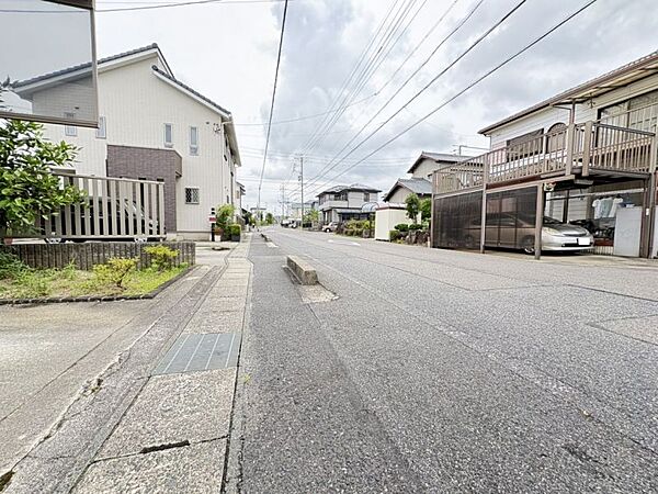 見通しのいい道路です。駐車もしやすいですね。