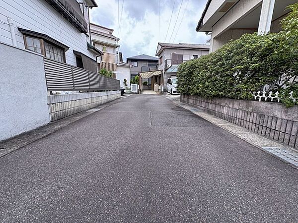 閑静な住宅街に立地しています。落ち着いた環境で生活できます。