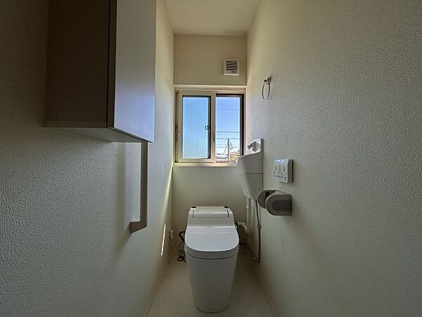 手洗器、タンクレストイレ、収納棚など充実した設備の整ったトイレです♪小窓もあり換気も◎
