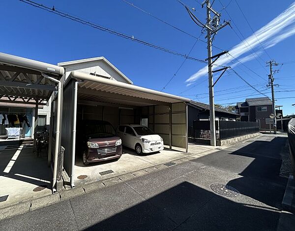前面道路は車通りも少なく毎日の車の出入りも安心です♪