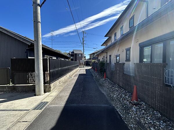 小学校まで徒歩9分、スーパーまで徒歩5分と生活利便性に優れた住環境です♪