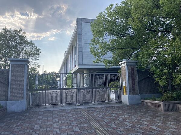 中部小学校まで656m、徒歩約9分