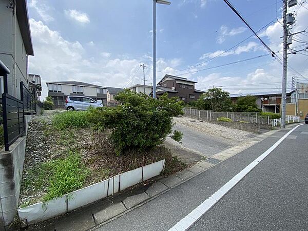 建築条件はございませんのでお好きなハウスメーカーでの建築が可能です。（造成前の写真になります）