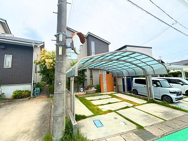 間口広々としています。駐車が苦手な方にも安心です。