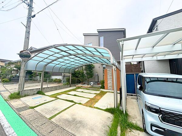 駐車並列2台可能！（車種による）カーポート付きなので雨の日も安心です。