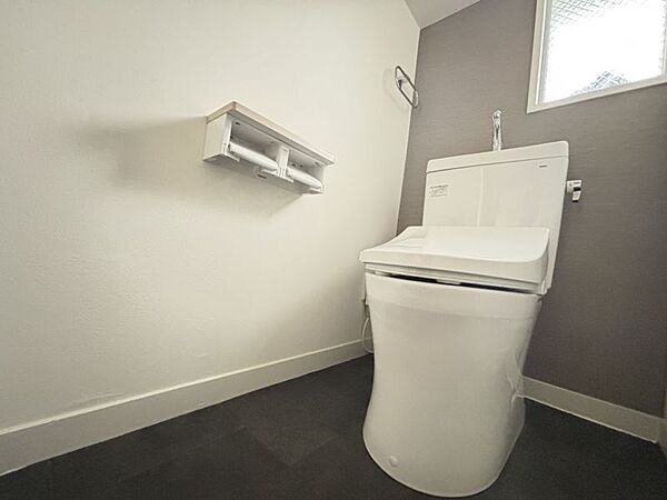 窓付きのトイレです！掃除しやすく、快適にご使用いただけます。
