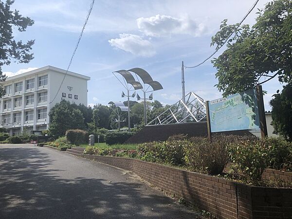 平和小学校まで　760m　徒歩約10分●恵まれた自然環境を生かし、明るい校風、歌える学校、意欲的な児童活動から子どもたちの生きる力を育んでいます。