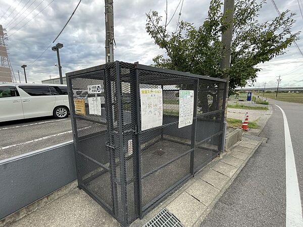 敷地内の中にゴミ捨て場があるので、ゴミ出しもスムーズにできます♪