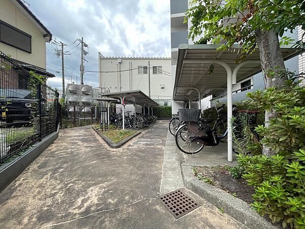 屋根付きの駐輪場で大切な自転車やバイクを雨などから守ります♪