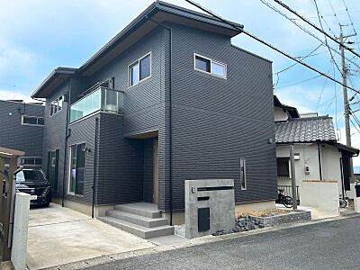 外観：一条工務店施工！太陽光発電や蓄電池が完備された安心の住宅です♪