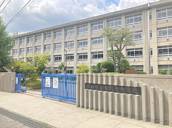 末野原中学校まで　650m　徒歩約9分●「共生、創造、自立」を合言葉に、卒業された先輩の皆さん、地域の皆様、職員とが一丸となり校風・伝統を築いています。