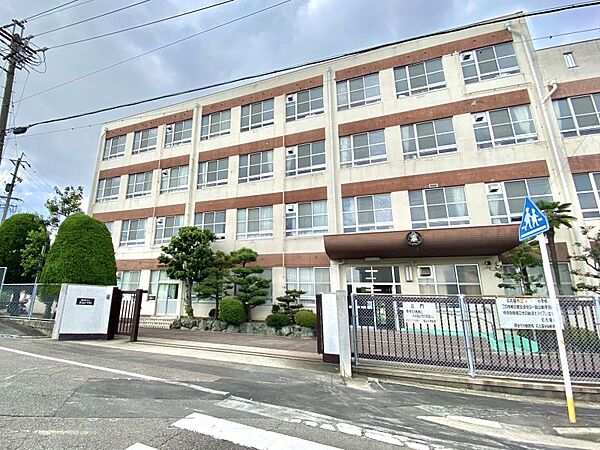 表山小学校まで　130m　徒歩約2分●校訓「あたたかい心　たくましい体　考える力」対話を通しお互いを認めあい、より深い学びを目指しています。
